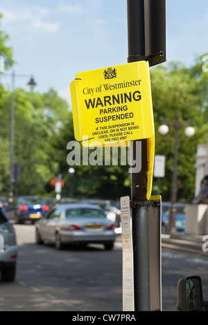 Parkplatz Aussetzung Zeichen, London, England Stockfoto