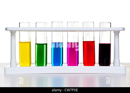 Foto von Reagenzgläsern voll von Chemikalien in einem Rack auf einem weißen Hintergrund. Stockfoto