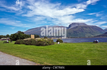 Ben Nevis, Aonach Beag und Aonach Mor towering über Fort William mit Loch Linnhe im Vordergrund von Corpach sperrt aus gesehen Stockfoto