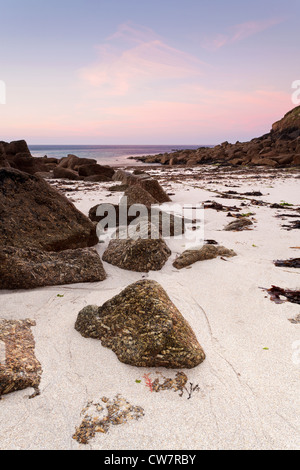 Der kleine Sandstrand von Porthgwarra in Cornwall genommen bei Sonnenaufgang Stockfoto