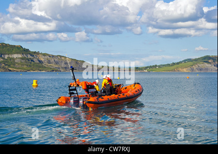 RNLI-Rettungsboot rib "Peral Dorset" zur Festlegung von Lyme Regis Dorset-England Stockfoto