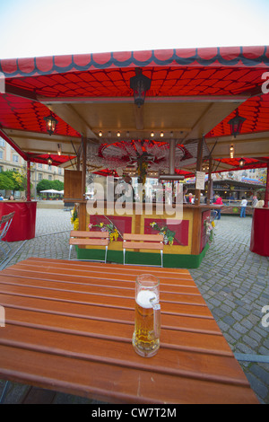 Ein Bierkrug auf eine leere Tabelle und sympathischen Look Bardame Stockfoto
