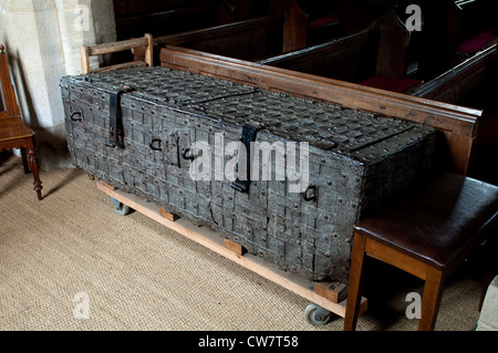 Alte Truhe im St. James weniger Kirche, Sulgrave, Northamptonshire, Großbritannien Stockfoto