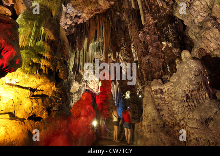 Beleuchtete Stalaktiten in der St. Michaels Cave of Gibraltar Stockfoto