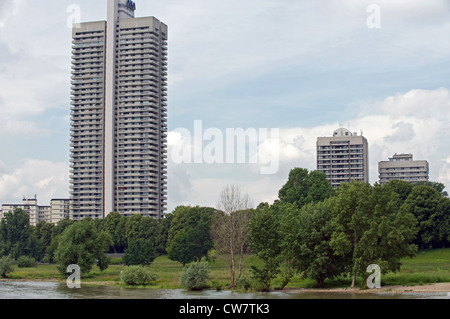 High-Rise Wohnungen neben dem Fluss Rhein, Köln, Deutschland. Stockfoto