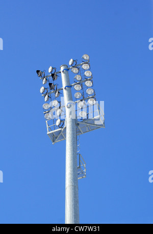 Stadion-Leuchten, Foto im Hintergrund des blauen Himmels Stockfoto