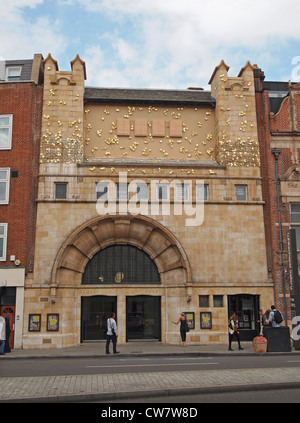 Rachel Whiteread Frieze auf der Vorderseite der Whitechapel Gallery, London - die Zweige und Blätter sind mit Blattgold bedeckt Stockfoto