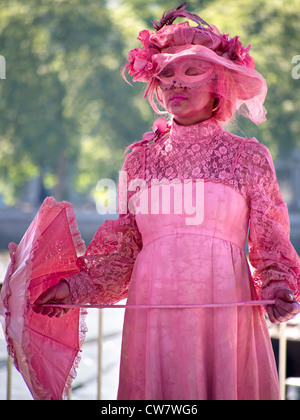 Pink und grün - Straßenkünstler auf Waterloo Embankment, London Stockfoto