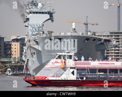 Royal Navy Hubschrauber Träger HMS Ocean vertäut am Greenwich für die Dauer der Olympiade 2012 in London 3 Stockfoto