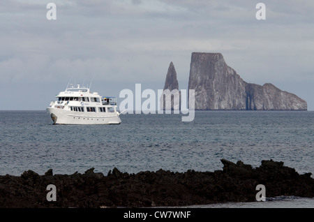 Ecuador, Galapagos. Typische Expedition Yacht (Yolita II) und Blick auf Kicker Rock (aka Leon Dormido) von San Cristobal. Stockfoto