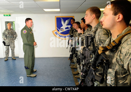 Brig. General Jon Norman, Direktor der United States Air Forces in Europa-Großbritannien, spricht mit den Luftstreitkräften, die dem 100. Sicherheitskräfte-Geschwader während seiner Tour durch RAF Mildenhall, 6. August 2012, zugewiesen wurden. Norman schließt sich dem Team Mildenhall an, nachdem er eine Tour durch Südwestasien absolviert hat. Stockfoto