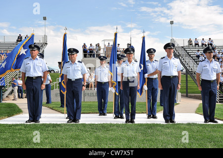 Superintendent LT. Gen Mike Gould und leitende Angestellte bereiten sich auf eine Pass-in-Überprüfung durch den Kadettenflügel der U.S. Air Force Academy während der Class of 2016 Acceptance Parade auf dem Stillman Parade Field der Academy in Colorado Springs, Colorado Springs, Colorado, 7. August 2012 vor. Während der Aufnahme marschieren die neuen Erstsemester in einer umgekehrten Keilformation in Richtung Cadet Wing, um ihren Eintritt in den Cadet Wing zu signalisieren. Stockfoto