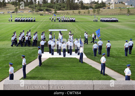 Superintendent LT. Gen Mike Gould und leitende Angestellte führen während der Akzeptanzparade der Klasse 2016 auf dem Stillman Parade Field der Akademie in Colorado Springs, Colorado Springs, Colorado, 7. August 2012 eine Pass-in-Review durch den Kadettenflügel der U.S. Air Force Academy durch. Während der Aufnahme marschieren die neuen Erstsemester in einer umgekehrten Keilformation in Richtung Cadet Wing, um ihren Eintritt in den Cadet Wing zu signalisieren. Stockfoto