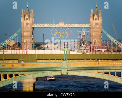 Tower Bridge, dekoriert mit Olympischen Ringen bei Sonnenuntergang - aus der Ferne von der Millennium Bridge Stockfoto