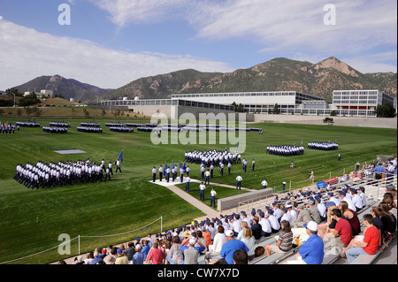 Superintendent LT. Gen Mike Gould und leitende Angestellte führen während der Akzeptanzparade der Klasse 2016 auf dem Stillman Parade Field der Akademie in Colorado Springs, Colorado Springs, Colorado, 7. August 2012 eine Pass-in-Review durch den Kadettenflügel der U.S. Air Force Academy durch. Während der Aufnahme marschieren die neuen Erstsemester in einer umgekehrten Keilformation in Richtung Cadet Wing, um ihren Eintritt in den Cadet Wing zu signalisieren. Stockfoto