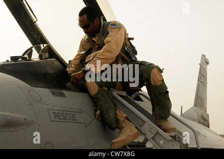 Maj Taj „Kong“ Troy, ein F-16 Pilot mit dem 157. Expeditionary Fighter Squadron der South Carolina Air National Guard, das derzeit dem Kandahar Airfield, Afghanistan, zugewiesen ist, steigt am 6. August 2012 in eine F-16 auf der Rampe auf. Mitglieder des 169th Fighter Wing auf der McEntyre Joint National Guard Base, S.C., werden zur Unterstützung der Operation Enduring Freedom nach KAF entsandt. Die F-16-Sumpffuchs, Piloten und Hilfspersonal begannen Anfang April ihren Einsatz der Air Expeditionary Force, um Flugmissionen für den Auftrag zum Lufteinsatz zu übernehmen und Truppen am Boden in Afghanistan in der Nähe der Luft zu unterstützen. Stockfoto