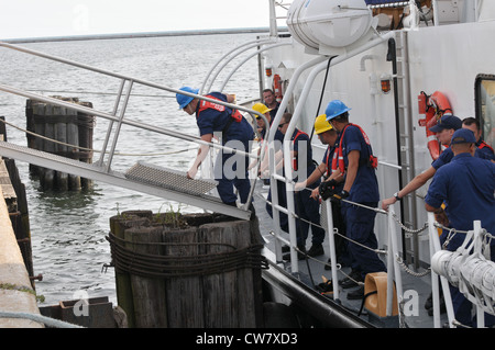 Besatzungsmitglieder der USCGC Neah Bay (WTGB 105), Anlegestellen am Liquid Cargo Pier während der Kriegsandenken der Marine an die zweihundertjährige Geschichte des Krieges von 1812 in Milwaukee. Diese Feier fällt mit der Milwaukee Navy Week zusammen, einer von 15 Signature Events, die 2012 in ganz Amerika geplant sind. Die einwöchige Veranstaltung erinnert an den 200. Jahrestag des Krieges von 1812, bei der Mitglieder der US-Marine, des Marine Corps, der Küstenwache und der Royal Canadian Navy zu Gast sind. Stockfoto