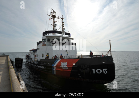 Besatzungsmitglieder der USCGC Neah Bay (WTGB 105) bereiten sich darauf vor, am Liquid Cargo Pier während der Kriegsandenkzeit der Marine in Milwaukee 1812 anzumachen. Diese Feier fällt mit der Milwaukee Navy Week zusammen, einer von 15 Signature Events, die 2012 in ganz Amerika geplant sind. Die einwöchige Veranstaltung erinnert an den 200. Jahrestag des Krieges von 1812, bei der Mitglieder der US-Marine, des Marine Corps, der Küstenwache und der Royal Canadian Navy zu Gast sind. Stockfoto