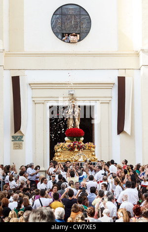 Anbeter, die Aufhebung eines religiösen Thron aus der Kirche Stockfoto