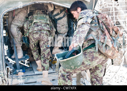 Afghanische National Army Soldaten erhalten in einem der 2. Platoon, Apache Company, 1. Bataillon, 23. Infanterie Regimentâ €™s Strykers am 30. Juli 2012. Die ANA und US-Soldaten führen hier in Südafghanistan täglich gemeinsame Patrouillen durch. Stockfoto