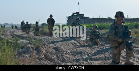 Soldaten mit 2. Zug, Apache Company, 1. Bataillon, 23. Infanterie-Regiment, halten während einer Fußpatrouille in Süd-Afghanistan 30. Juli 2012. Stockfoto