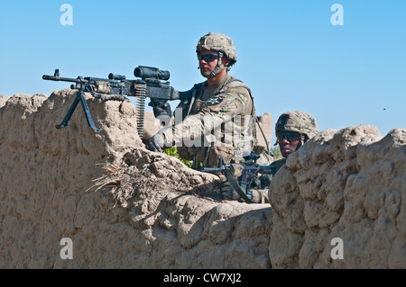 Pfc Kyle Peters und PFC. Justin Ford, Soldaten des 2. Platoon, Apache Company, 1. Bataillon, 23. Infanterie-Regiment, scannen den Horizont, nachdem sie Kleinwaffen von Aufständischen in Südafghanistan abfeuern lassen, 30. Juli 1012. Stockfoto