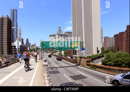 Nähert sich der Manhattan-Seite von der Brooklyn Bridge New York City Stockfoto