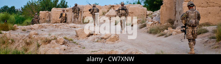 Soldaten mit 2. Platoon, Apache Company, 1. Bataillon, 23. Infanterie-Regiment, führen eine Fußpatrouille in einem kleinen Dorf im Süden Afghanistans, 1. August 2012. Stockfoto