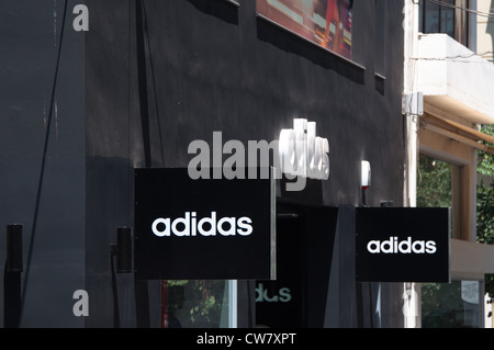Adidas Zeichen in einem Laden in Heraklion, der Hauptstadt der Insel Kreta in Griechenland im August 6,2012. Stockfoto