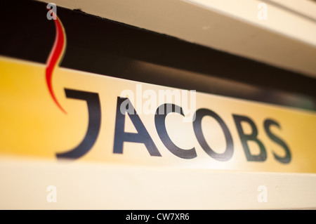 Jacobs-Logo in einem Café in Heraklion, der Hauptstadt der Insel Kreta in Griechenland am 6. August 2012. Stockfoto