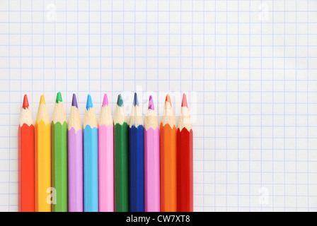 Farbstifte auf Karopapier Stockfoto