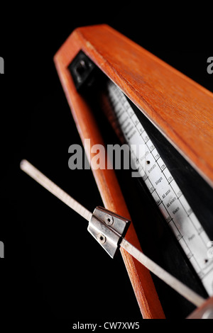 Vertikale Aufnahme eines Vintage Metronoms isoliert auf weiss Stockfoto