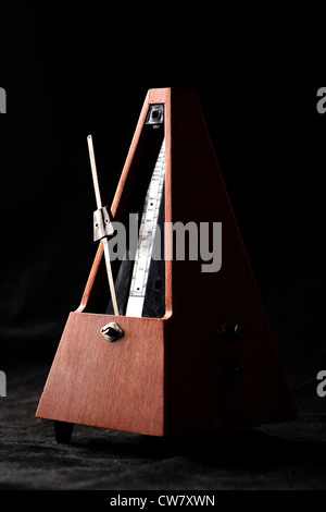 Vertikale Aufnahme eines Vintage Metronoms isoliert auf weiss Stockfoto