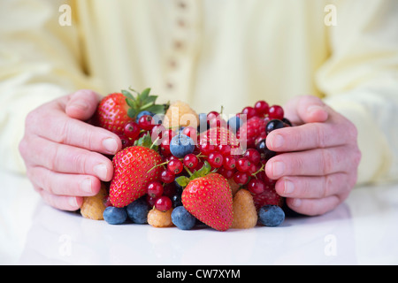 Womans Hände halten frisches Obst Stockfoto