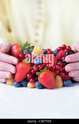 Womans Hände halten frisches Obst Stockfoto