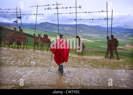 Alto del Perdon und die schmiedeeisernen Skulptur des mittelalterlichen Pilger nach Santiago De Compostela in der Nähe von Uterga in Spanien. Stockfoto