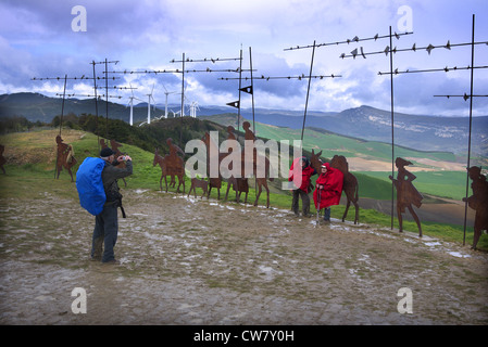 Alto del Perdon und die schmiedeeisernen Skulptur des mittelalterlichen Pilger nach Santiago De Compostela in der Nähe von Uterga in Spanien. Stockfoto