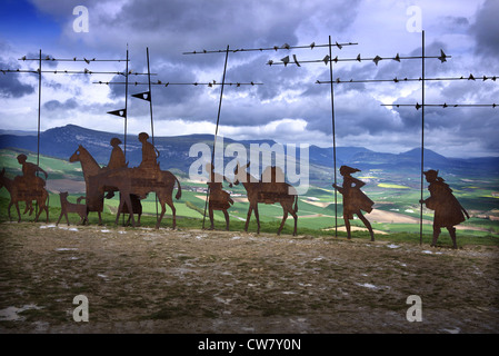 Alto del Perdon und die schmiedeeisernen Skulptur des mittelalterlichen Pilger nach Santiago De Compostela in der Nähe von Uterga in Spanien. Stockfoto