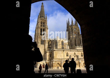 Die Kathedrale Santa Maria in Burgos, Spanien, unter dem Bogen von Santa Maria. Stockfoto
