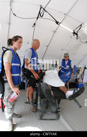 Medizinische Fachkräfte der 102nd Medical Group beurteilen den Zustand eines Patienten während der Homeland Response Force (HRF) Trainingsübung im Lager Edwards, Mass. 8. Aug. Die Übung, die von der Massachusetts National Guard veranstaltet wird, trainiert Soldaten und Flugmänner, die dem Hochfrequenzteam der FEMA Region 1 zugewiesen sind, um auf einen groß angelegten CBRN-Vorfall zu reagieren, um Leben in ganz New England zu schützen. Stockfoto