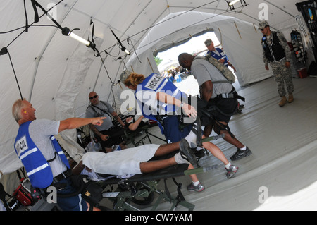 Medizinische Fachkräfte der 102nd Medical Group beurteilen den Zustand eines Patienten während der Homeland Response Force (HRF) Trainingsübung im Lager Edwards, Mass. 8. Aug. Die Übung, die von der Massachusetts National Guard veranstaltet wird, trainiert Soldaten und Flugmänner, die dem Hochfrequenzteam der FEMA Region 1 zugewiesen sind, um auf einen groß angelegten CBRN-Vorfall zu reagieren, um Leben in ganz New England zu schützen. Stockfoto