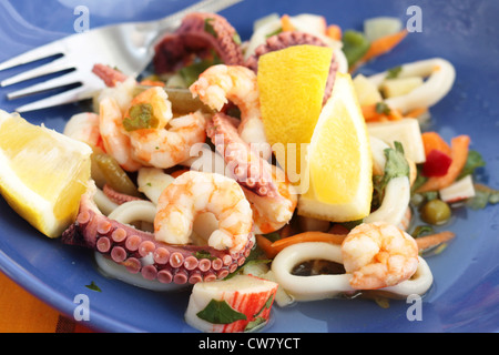 Meeresfrüchte-Salat mit Garnelen, Tintenfisch, Krabben-Sticks und Tintenfisch. Stockfoto