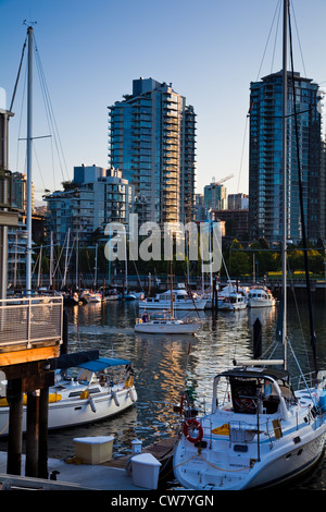 Einen morgendlichen Blick auf False Creek auf der Vancouver Waterfront auf Granville Island Stockfoto