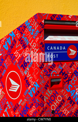 Abstraktes Bild von einem kanadischen Briefkasten auf Granville Island, Vancouver, Britisch-Kolumbien, Kanada Stockfoto