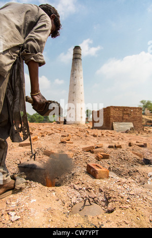 Füttern das Feuer, arbeitet Ziegel in Provinz Punjab, Pakistan Stockfoto