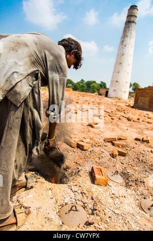 Füttern das Feuer, arbeitet Ziegel in Provinz Punjab, Pakistan Stockfoto