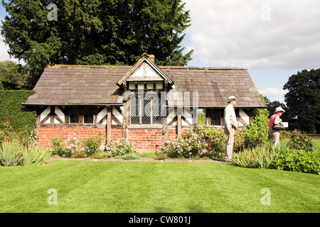 Besucher am Tee Cottage, Arley Hall und Gärten, Cheshire, UK Stockfoto