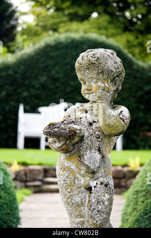 Cherub Statue in den Fisch Garten, Arley Hall und Gärten, Cheshire, UK Stockfoto