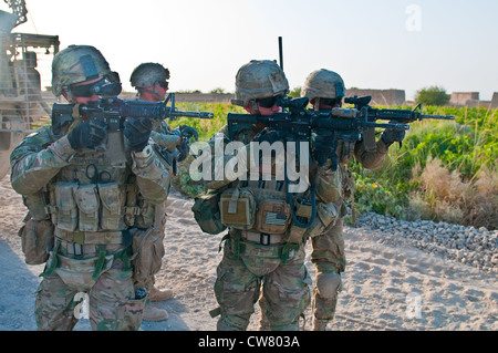 (Von links) SPC. Blaine Templeton, (Doc), Pfc. Rodney Heater und PFC. Justin Ford, Soldiers with 2nd Platoon, Apache Company, 1st Battalion, 23rd Infantry Regiment, Scan the Horizon after dismounting from their Stryker in Southern Afghanistan, Aug. 1, 2012. Stockfoto