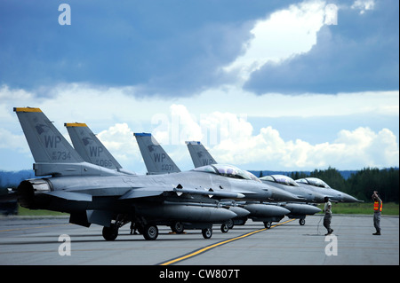 Eine Reihe von F-16 Kampffalken, die dem 80. Jagdgeschwader der Kunsan Air Base, Korea, zugewiesen sind, wird vor dem Flug während DER ROTEN FLAGGE-Alaska 12-3, 6. August 2012, Eielson Air Force Base, Alaska, inspiziert. RF-A ist eine Multi-Service, Multi-national koordinierte, Luftkampfübung entwickelt, um die operativen Fähigkeiten der beteiligten Einheiten zu testen. Stockfoto